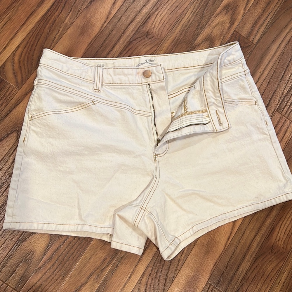 Universal thread off white shorts